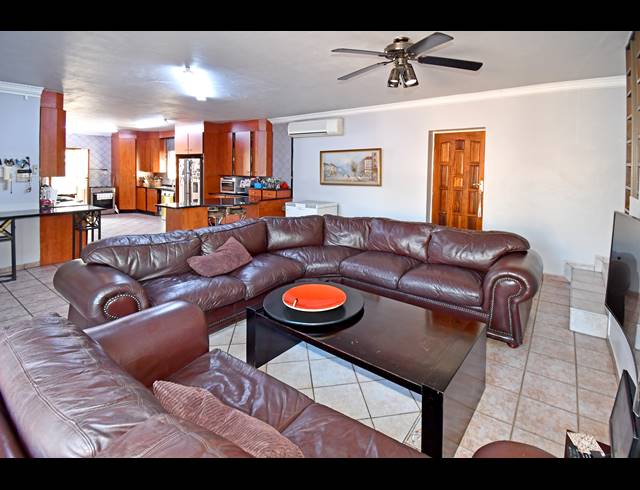 4 BEDROOM HOUSE FOR SALE IN MAYFAIR WEST